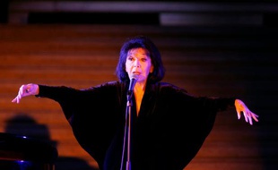 La chanteuse française Juliette Gréco lors d'un de ses concerts le 6 février 2016 au musée du Louvre à Paris