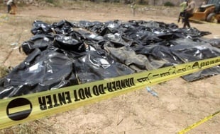 Des sacs contenant les corps de recrues chiites qui auraient été massacrées en 2014 par le groupe EI sont enetreposés sur la base militaire Speicher à Tikrit, en Irak, le 12 avril 2015