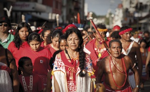 Lors de la journée des peuples autochtones de Guyane, à Cayenne avec au premier plan, Cécile Kouyouri , première femme chamane
et cheffe coutumière.