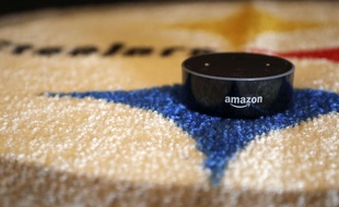 Le haut-parleur intelligent Alexa Echo Dot d'Amazon.