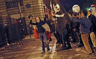 Des incidents ont éclaté entre manifestants contre le «mariage pour tous» et forces de l'ordre aux Invalides, à Paris, le 23 avril 2013.