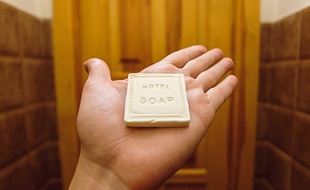 Au lieu de finir à la poubelle, ce savon peut avoir droit à une seconde existence.