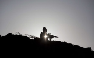 Une plaque de métal taillée en forme de soldat au sommet d'un vieux bunker sur le plateau du Golan, le 28 août 2014.