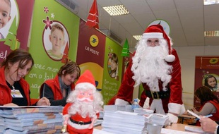 Des employés de la Poste lisent et répondent aux lettres d'enfants envoyée au Père Noël dans le secrétariat installé à Libourne le 21 novembre 2013
