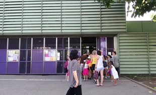 A l'école Marcelle Cahn, la température baisse rarement la nuit, lorsque les fortes chaleurs s'invitent.