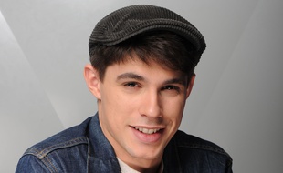 Le chanteur Lilian Renaud.