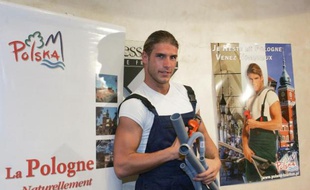 Le modèle qui personnifie le plombier polonais de la nouvelle campagne pour attirer les touristes français en Pologne, pose, le 28 juin 2005 à Paris.