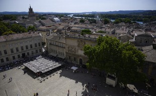 Un homme a été abattu par la police à Avignon (Vaucluse) alors qu'il brandissait une arme.