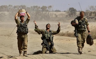 Des soldats israéliens rentrent à leur camp de base le long de la frontière avec Gaza, après avoir combattu dans l'enclave palestinienne, le 4 août 2014