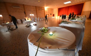 Salle aménagée à Puisseguin, le 24 octobre 2015 pour rendre hommage aux 43 victimes de la collision entre un car et un camion