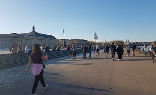 Les quais de Bordeaux, rive gauche, investis par les Bordelais en pleine période de confinement.