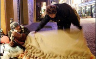 Le niveau 2 du plan grand froid, qui permet d'ouvrir des places d'hébergement supplémentaires pour les sans-abri, est désormais en vigueur dans 53 départements, selon un dernier bilan du ministère de la Cohésion sociale, établi dimanche vers 19H00.