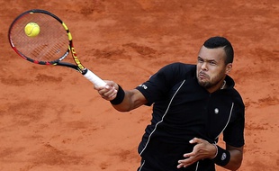 France's Jo-Wilfried Tsonga returns the ball to Japan's Kei Nishikori during their quarterfinal match of the French Open tennis tournament at the Roland Garros stadium, Tuesday, June 2, 2015 in Paris, France. (AP Photo/Michel Euler)/ROG160/400221399929/1506021633
