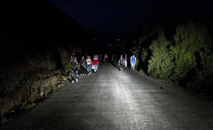 Des migrants marchent à travers Mytilene sur l'île grecque de Lesbos, le 8 septembre 2015