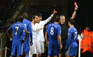 La police de Swansea a ouvert une enquête mercredi après que le milieu de terrain de Chelsea Eden Hazard a été exclu à la 80e minute de la demi-finale retour de la Coupe de la Ligue anglaise à Swansea (0-0) pour s'en être pris à un ramasseur qui refusait de lui rendre le ballon.