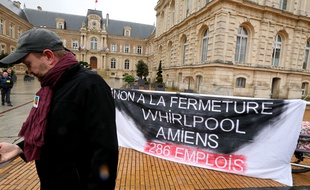 Salariés de Whirlpool devant l'hôtel de ville d'Amiens, début février 2017