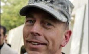 Le général David Petraeus, commandant de la force multinationale en Irak, et l'ambassadeur des Etats-Unis à Bagdad, Ryan Crocker, désignés par le président George W. Bush pour évaluer la nouvelle stratégie visant à mettre fin aux violences confessionnelles, rendront compte de la situation le 11 ou 12 septembre devant le Congrès.
