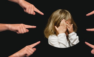 Illustration d'une enfant très sollicitée.