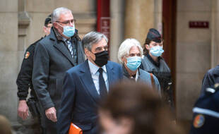L'ancien Premier ministre français François Fillon arrive au palais de justice de Paris le 15 novembre 2021 avec sa femme Penelope Fillon, pour leur procès en appel dans l'affaire d'emploi fictif présumé.
