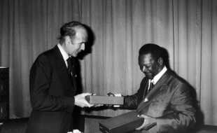 Jean-Bedel Bokassa et Valéry Giscard d'Estaing, en 1975.