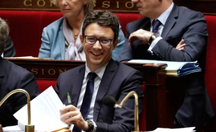 Benjamin Griveaux, porte-parole du gouvernement, a suscité la polémique en déclarant que son salaire ne lui permettait pas de devenir propriétaire à Paris.