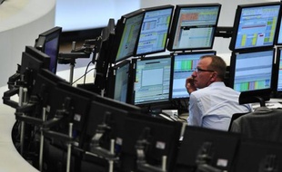 Les Bourses européennes se reprenaient mardi au lendemain de l'avertissement lancé par l'agence américaine Standard and Poor's sur la notation des pays notés triple A, dont l'Allemagne et la France, qui pourrait finalement, selon les investisseurs, s'avérer salutaire.
