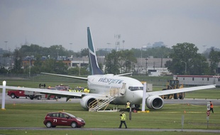 Un avion de ligne de la compagnie WestJet a fait une sortie de piste, lors de son atterrissage à l'aéroport de Toronto, le 5 juin 2015.