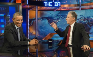 Le président américain Barack Obama discute avec Jon Stewart, sur le plateau du "Daily Show", à New York, le 21 juillet 2015, invité pour la 7e fois, la 3e dans le costume de président