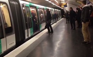 Des supporters de Chelsea empêchent un homme noir de monter dans le métro parisien, le 17 février 2015.