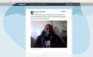 Une photo de Fabrice Muamba, la première depuis l'accident cardiaque dont le joueur de Bolton a été victime en plein match le 17 mars, a été publiée vendredi sur Twitter.