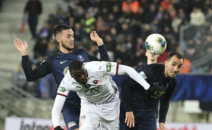 L'attaquant de Rennes M'Baye Niang (au centre) rivalise pour le ballon avec le milieu de terrain de Belfort Ludovic Saline (à gauche) et le défenseur de Belfort Nassir Tahiri (à droite) pendant le quart de finale de la Coupe de France, entre Belfort et Rennes au Stade Bonal à Montbéliard le 11 février 2020.