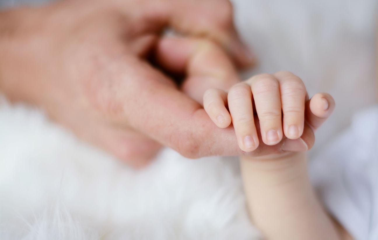 Jeté par son père sur le canapé, le bébé de deux mois avait eu le bras droit fracturé. 