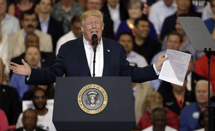 Donald Trump devant ses supporteurs en Floride, le 18 février 2017.