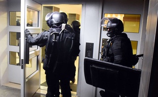 Des policiers entrent dans un immeuble du quartier du Mirail, à Toulouse, pour procéder à une perquisition, le 16 novembre 2015.