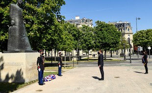 Le président français Emmanuel Macron et la maire de Paris, Anne Hidalgo (à droite), assistent à une cérémonie marquant le 106e anniversaire du génocide arménien pendant la Première Guerre mondiale à Paris, le 24 avril 2021.