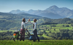 Mouts et son acolyte Milan avec leur tandem sur les routes d'Occitanie
