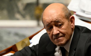 Le ministre de la Défense Jean-Yves lors de la séance des questions au gouvernement le 18 novembre 2015 à l'Assemblée nationale à Paris