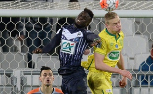 Lamine Sané, en plein duel, sous le regard de son gardien, Jérôme Prior, avec lequel il se battra quelques minutes plus tard, lors du match Bordeaux-Nantes, disputé le 10 janvier 2016. / AFP / NICOLAS TUCAT