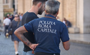 Des officiers de police près du Vatican à Rome, le 13 octobre 2018.