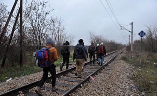 Des immigrants marchent sur les voies ferrées au poste frontière d'Idomeni, entre la Macédoine et la Grèce, le 28 novembre 2014