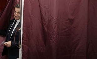 Nicolas Sarkozy, chef du parti Les Républicains, en sortant de l'isoloir à l'occasion des régionales, le 13 décembre 2015 à Paris.