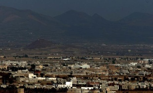 Quatre explosions ont eu lieu dimanche soir sur une base aérienne à Sanaa, et deux avions de combat ont pris feu, entraînant la fermeture temporaire de l'aéroport international voisin, ont indiqué à l'AFP des sources aéroportuaires.