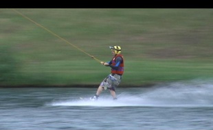 J'ai testé le téléski nautique, tracté à 30 km/h sur le bassin de Cergy Pontoise
