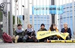 200 écologistes, dont Greta Thunberg, bloquent la principale raffinerie de …