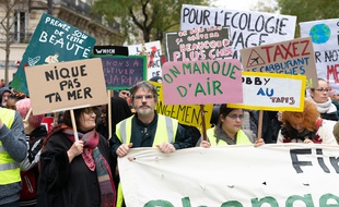 Des manifestants lors de la marche pour le climat, le 8 décembre 2018 à Paris.