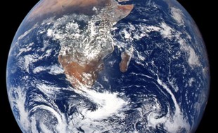 Photo diffusée par la Nasa le 21 avril 2020, montrant la Terre depuis Apollo 17, en route vers la Lune, le 7 décembre 1972.