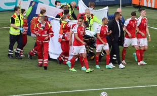 Les joueurs danois et les secouristes raccompagnent Christian Eriksen, victime d'un malaise en plein match samedi.