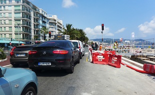 Sur la partie sud de la promenade des Anglais, la circulation passe de trois à deux voies temporairement.