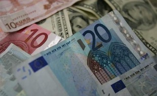 En 2000, le tout jeune euro était au plus bas face au dollar, et les Cassandre ne donnaient pas cher de l'avenir de cette "monnaie de singe". Sept ans plus tard il est toujours là et cette fois plus fort que jamais, mais les Européens restent nombreux à se lamenter.