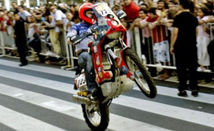 Un pilote assure le spectacle lors de la parade des concurrents du Dakar dans les rues de Buenos Aires, le 2 janvier 2009.